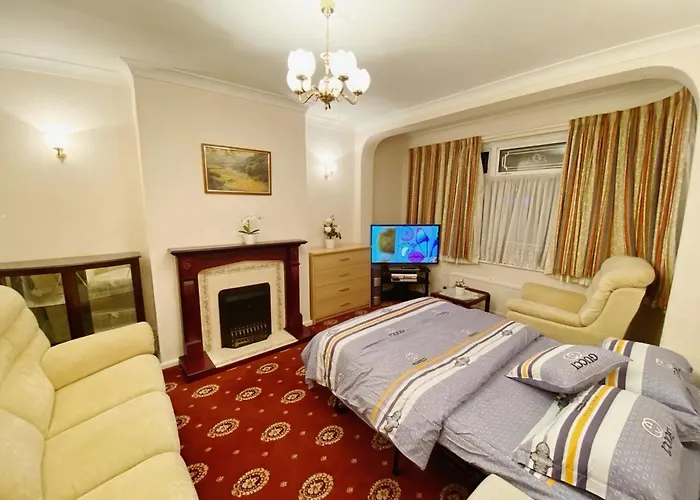 Barking London House Sleeps 11 - Parking - Train Tube - Airport