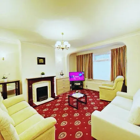 Villa Barking London House Sleeps 11 - Parking - Train Tube - Airport Extérieur photo
