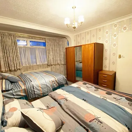 Villa Barking London House Sleeps 11 - Parking - Train Tube - Airport Extérieur photo