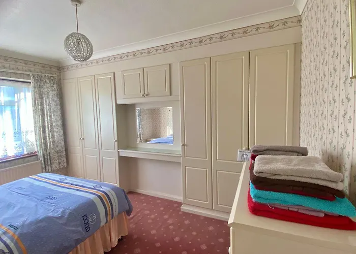 Barking London House Sleeps 12 - Parking - Train Tube - Airport