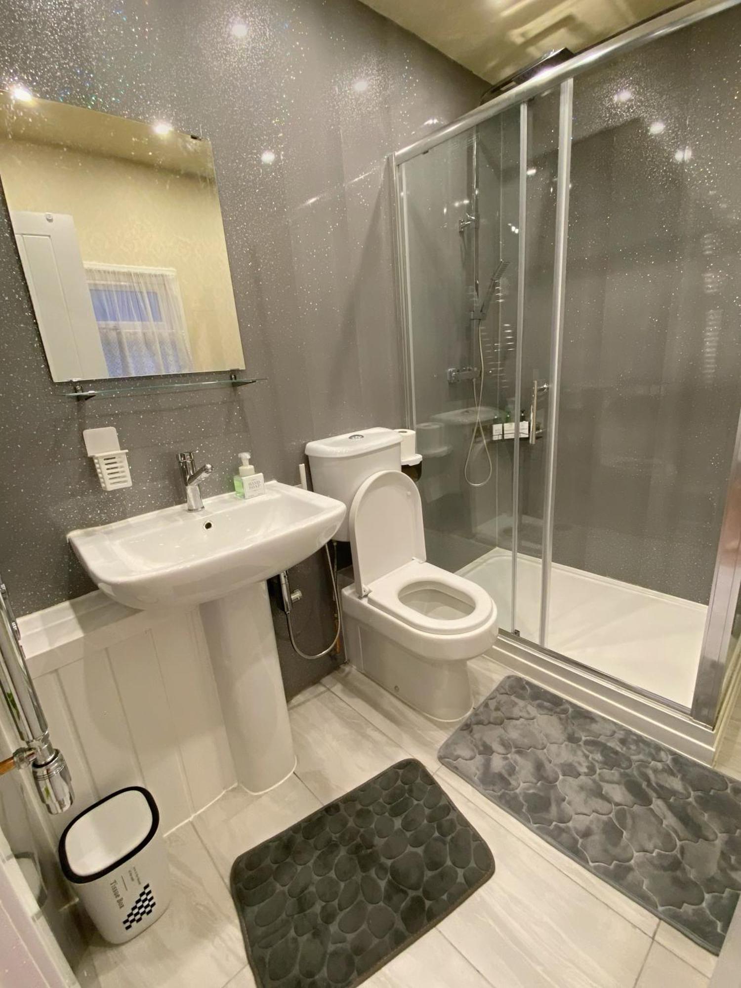 Barking House Sleeps 12 - Parking - Train Tube - Airport Сasa de vacaciones Londres