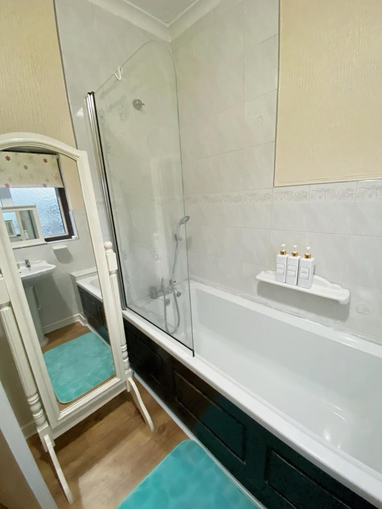 Barking House Sleeps 12 - Parking - Train Tube - Airport Londres