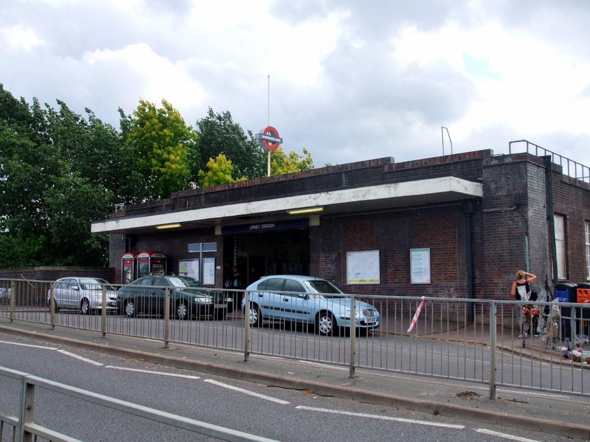 Barking House Sleeps 12 - Parking - Train Tube - Airport Ferienhaus *