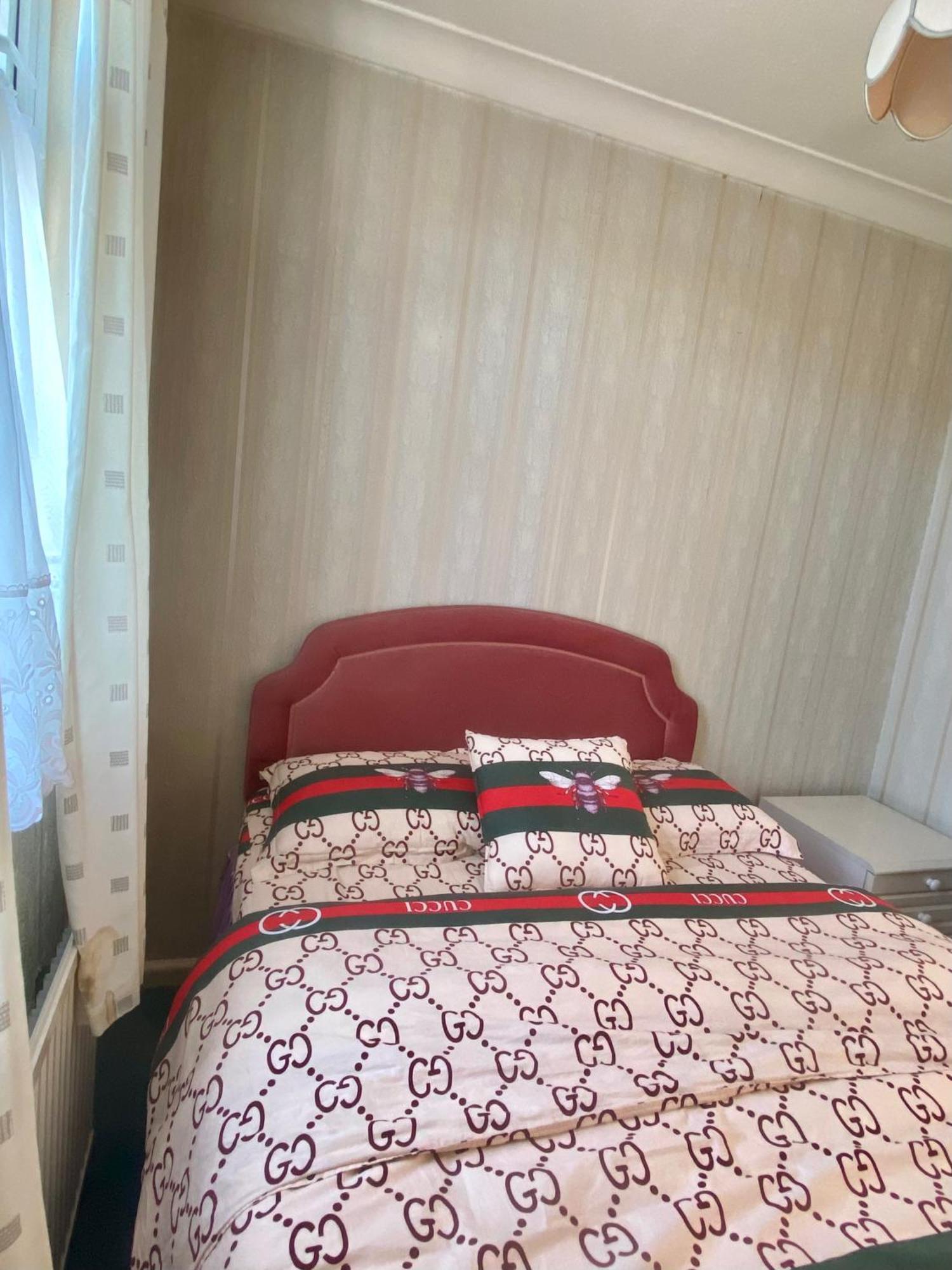 Barking House Sleeps 12 - Parking - Train Tube - Airport Ferienhaus London